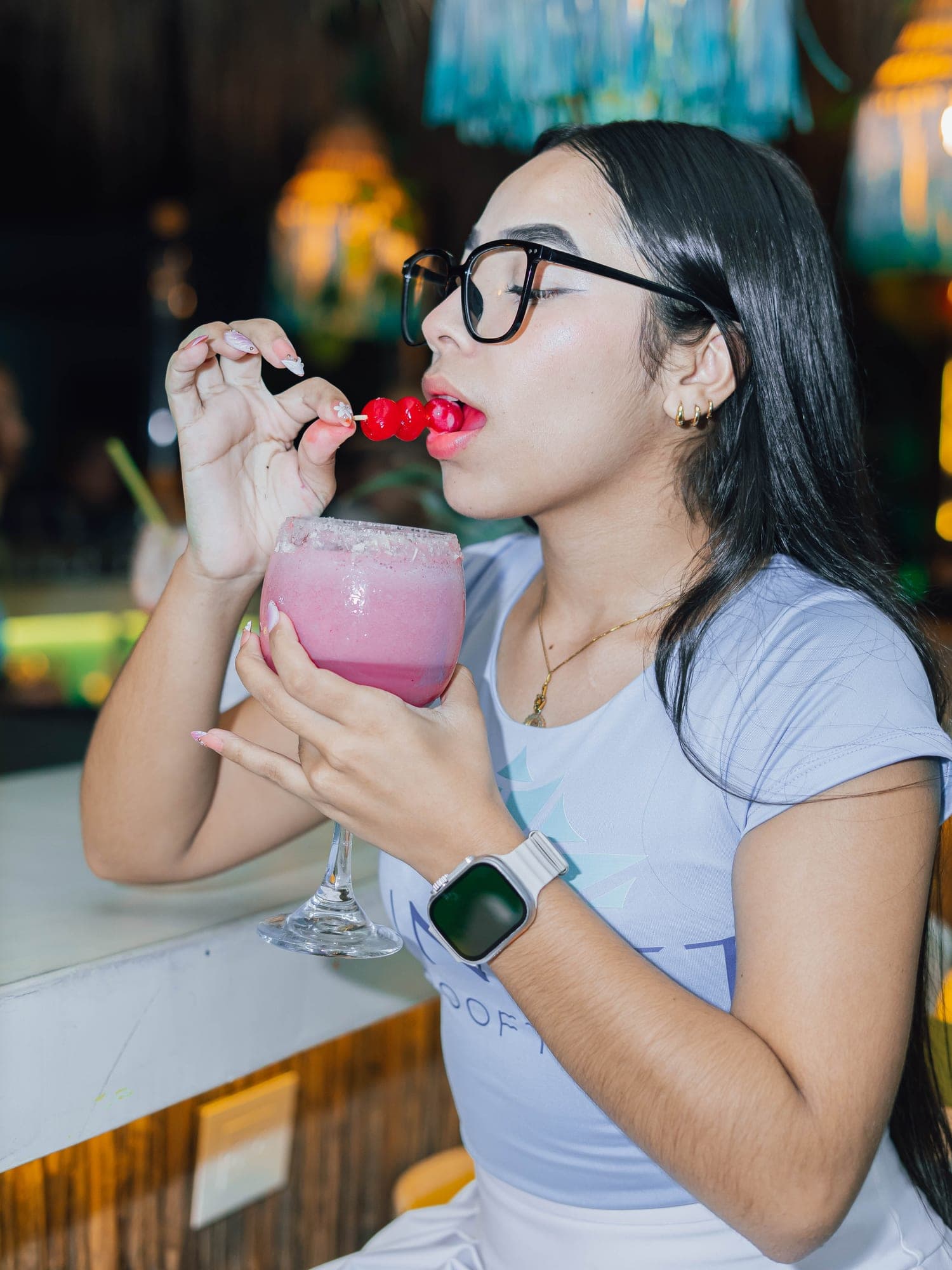 Cóctel con cereza en Sunset Rooftop