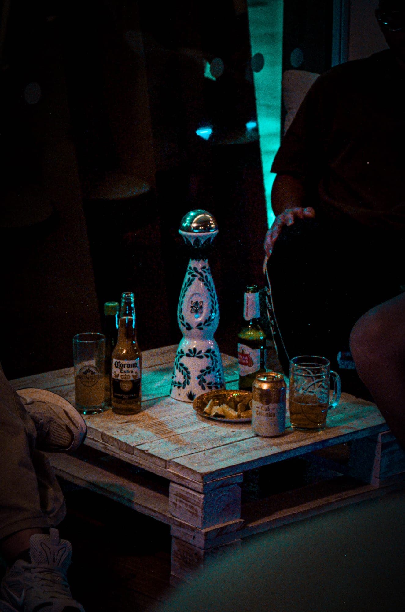 Mesa con cervezas en Sunset Rooftop