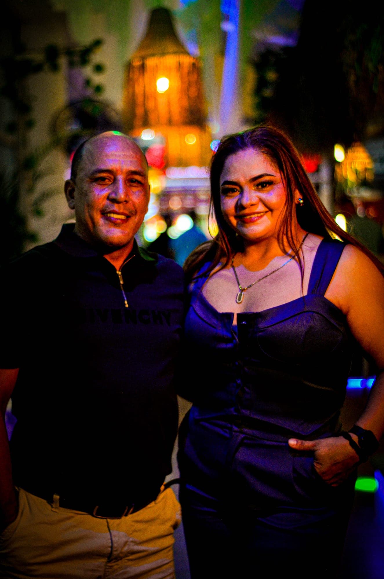 Clientes disfrutando el ambiente de Sunset Rooftop