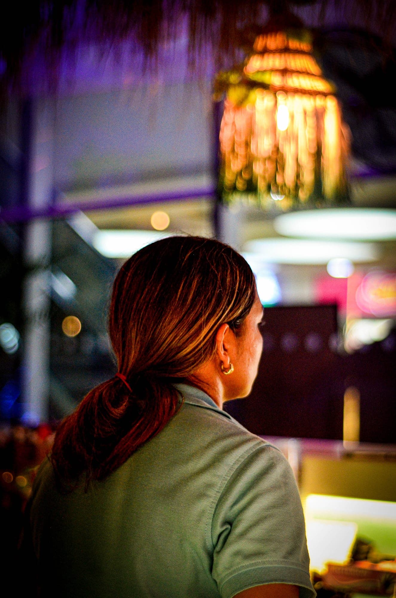 Ambiente nocturno en la barra de Sunset Rooftop